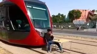 الأمن يعتقل بطل فيديو اعتراض "الترامواي"