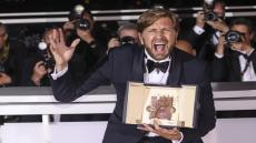 فيلم “مثلث الحزن” يفوز بالسعفة الذهبية في مهرجان “كان”