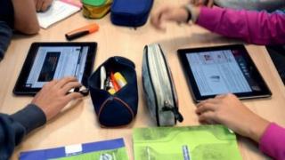 أستاذ جامعي مغربي يدعو لإنشاء “لوحة إلكترونية عربية” لحماية أطفالنا