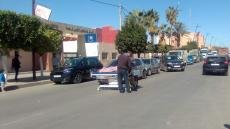 زوج يحتج رفقة زوجته على سرير طبي بالشارع العام بنجرير