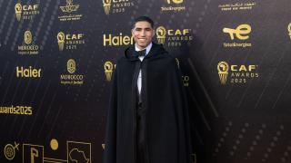 أشرف حكيمي يهدي تتويجه كأفضل لاعب إفريقي إلى كل المغاربة والأفارقة “الحالمين بلعب كرة القدم يوما ما”